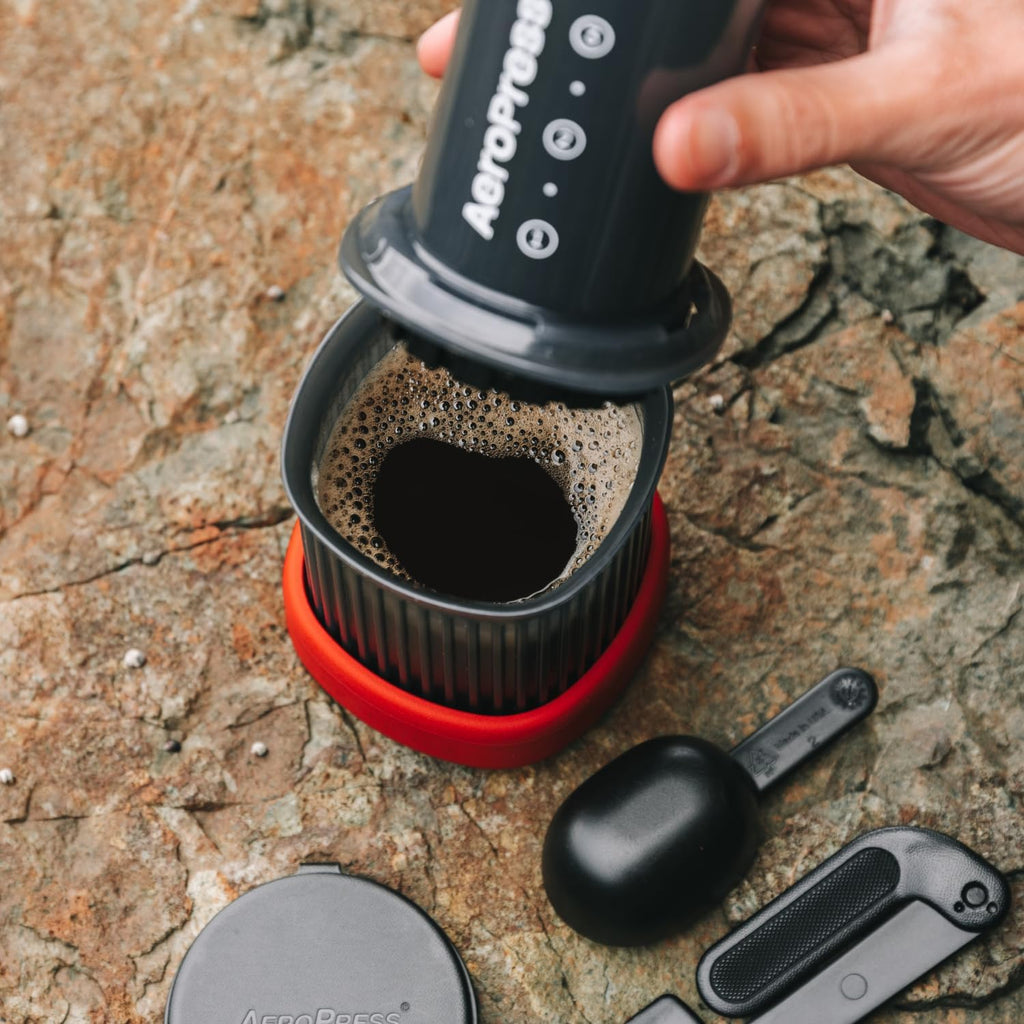Aeropress Go Extra Kleines Tragbares Kaffeemaschinen-Set, Ideal Für Reisen, Wandern & Camping, All-In-One French Press, Manuelle Espresso- & Pour-Over-Kaffeemaschine, 2 Min Brühzeit