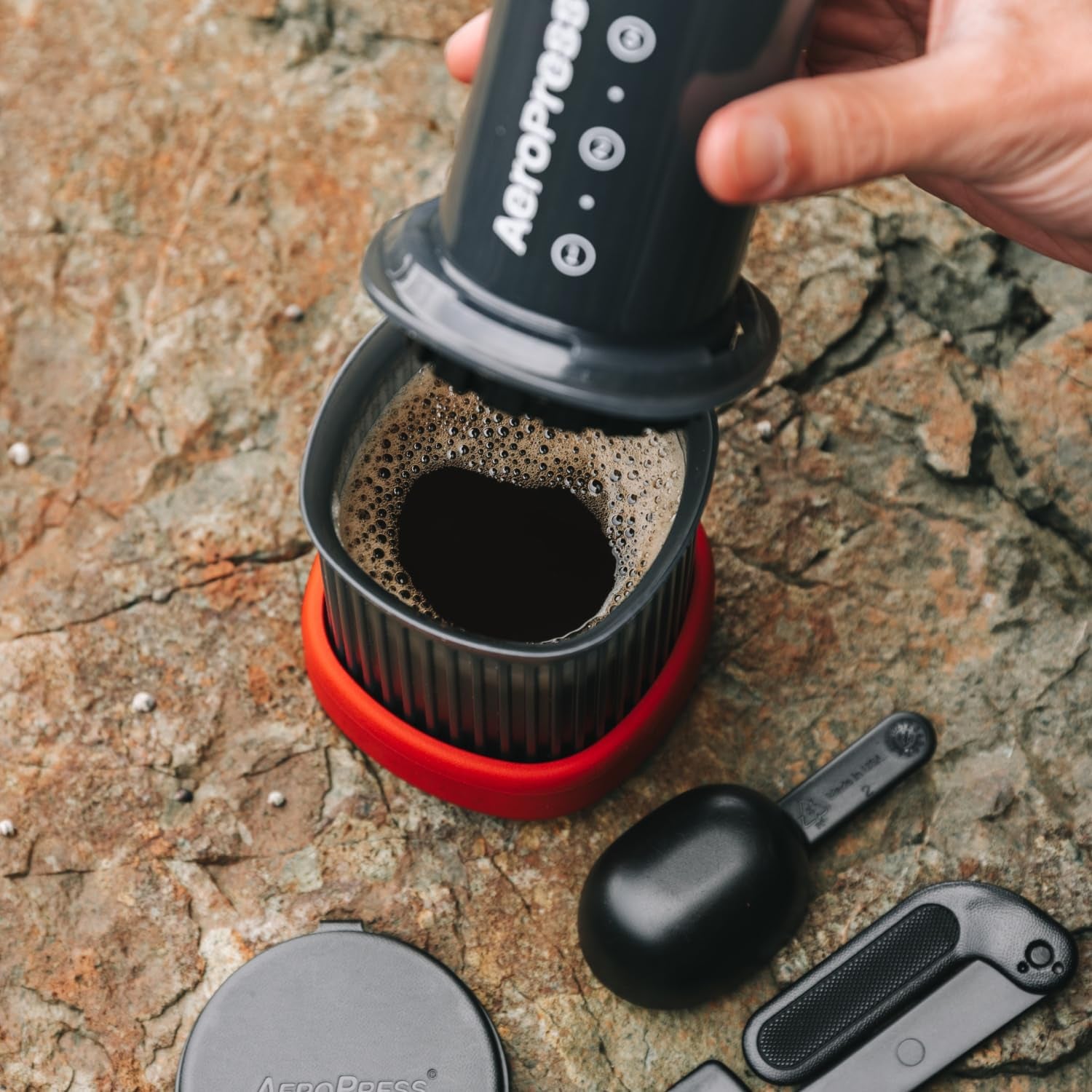 Aeropress Go Extra Kleines Tragbares Kaffeemaschinen-Set, Ideal Für Reisen, Wandern & Camping, All-In-One French Press, Manuelle Espresso- & Pour-Over-Kaffeemaschine, 2 Min Brühzeit