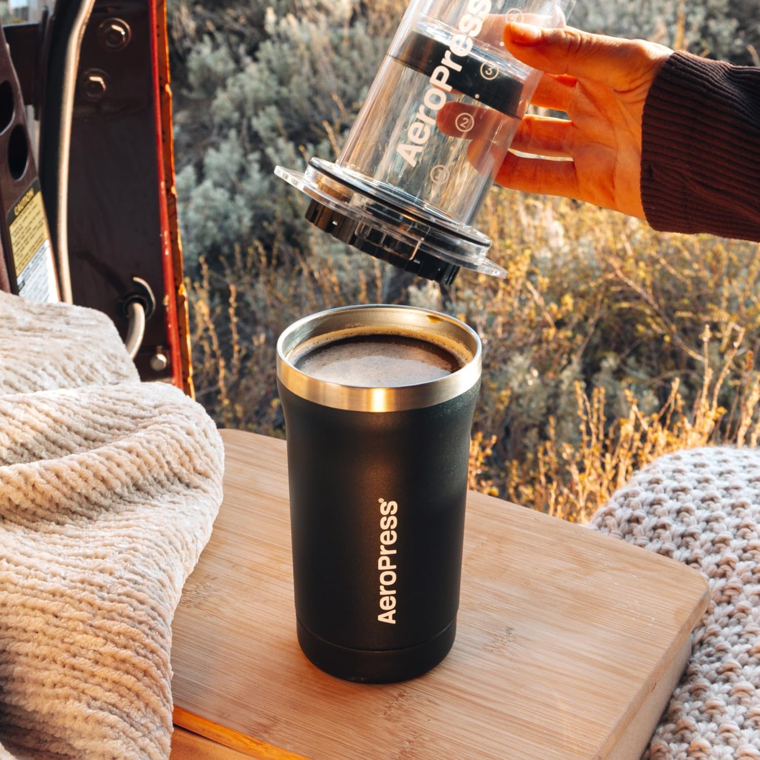 Aeropress Go plus Kleines Tragbares Kaffeemaschinen-Set, Ideal Für Reisen, Camping & Büro, All-In-One French Press, Manuelle Espresso- & Pour-Over-Kaffeemaschine, 2 Min Brühzeit, Schwarz